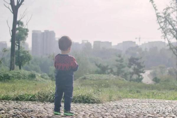 昭德心理:寄人篱下的孩子,为什么懂事得让人心疼?