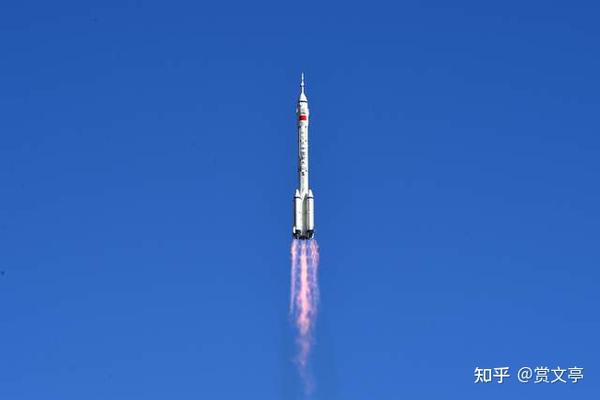 脚踩大地仰望苍穹纪念神舟12号载人飞船发射成功