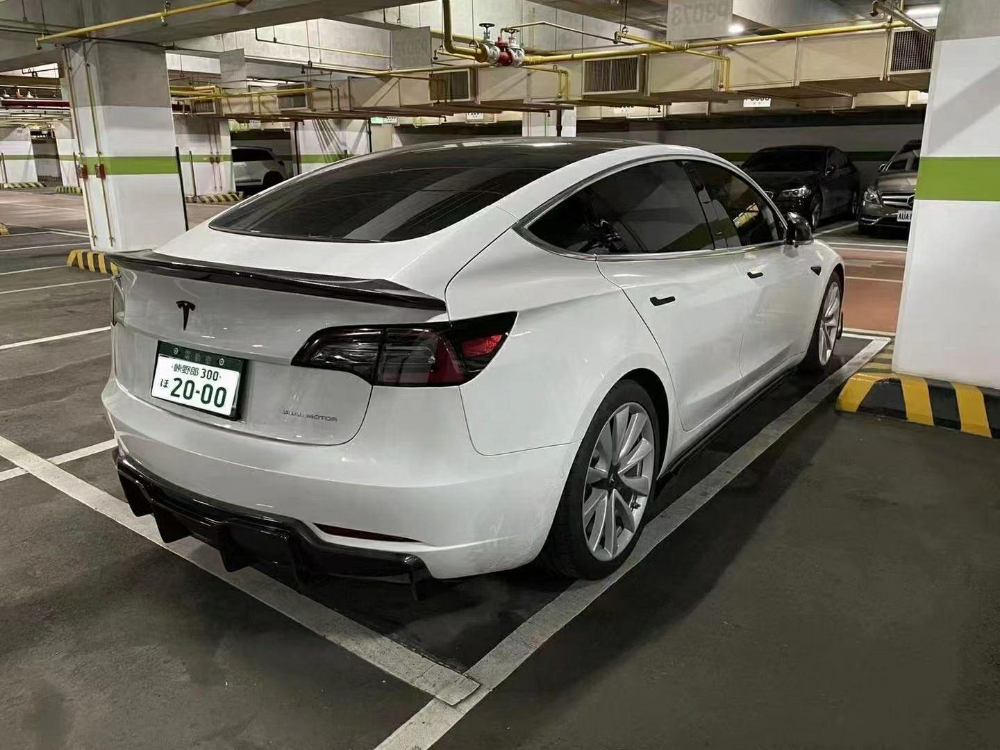 特斯拉model3 v款干碳纤维尾翼