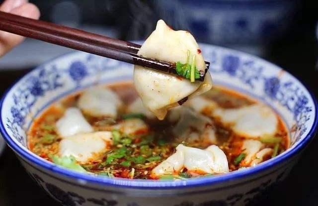 酸汤水饺,顾名思义,贵在酸汤.但饺子也是好的.