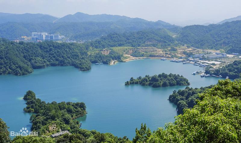 河源万绿湖中落双山