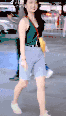 妙龄少女走在路上,