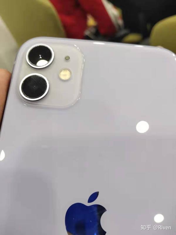 iphone11摄像头附近的磨砂有点泛黄颜色.
