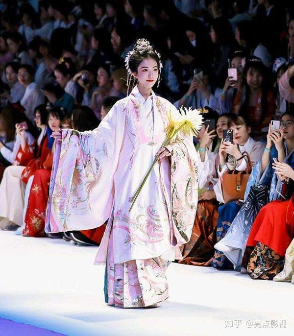 中国传统服饰的多彩文化-汉服