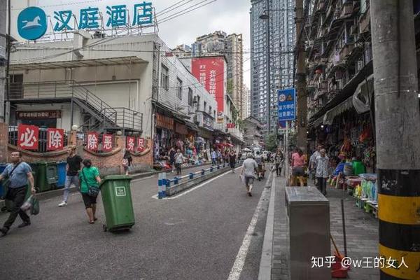 菜市场,跳蚤市场,海鲜批发市场,三足鼎立的局面让野水沟成为了观音桥