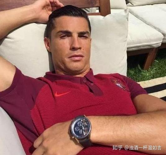 泰格豪雅品牌方还曾为c罗定制过一款标有"cr7"的专属腕表,很运动风.