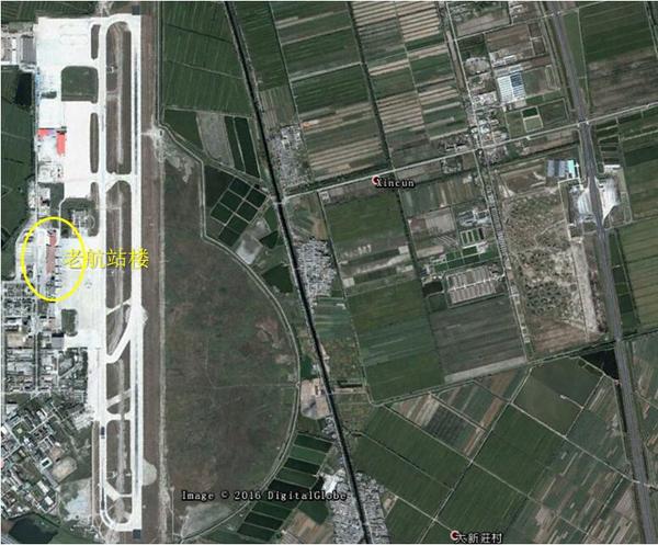 以下图的天津机场为例,可以看出其逐渐扩建的过程,从原来的一条跑道到