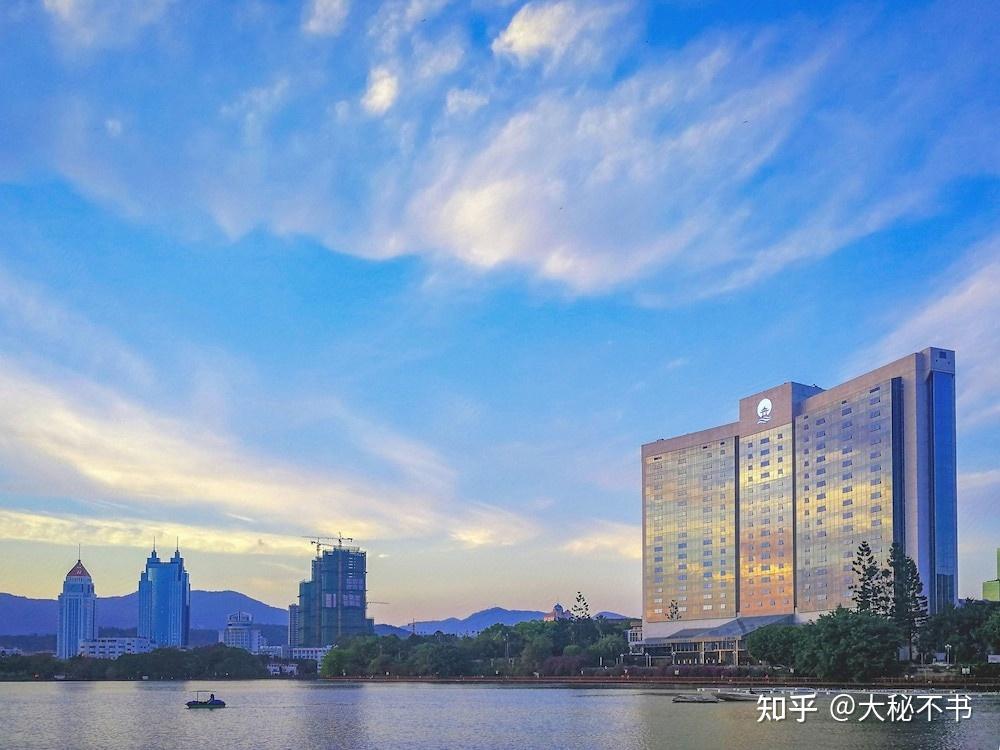 福州西湖大酒店酒店位于湖滨路——西湖公园湖畔亲水临湖,湖景房可躺