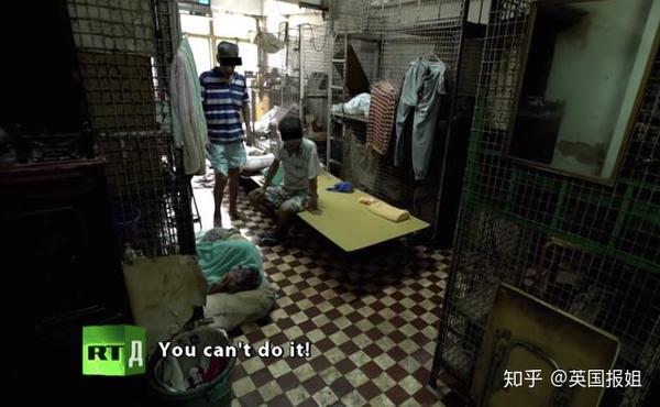 香港穷人的窒息生活:睡笼子,住垃圾堆,被富人疯狂吸血