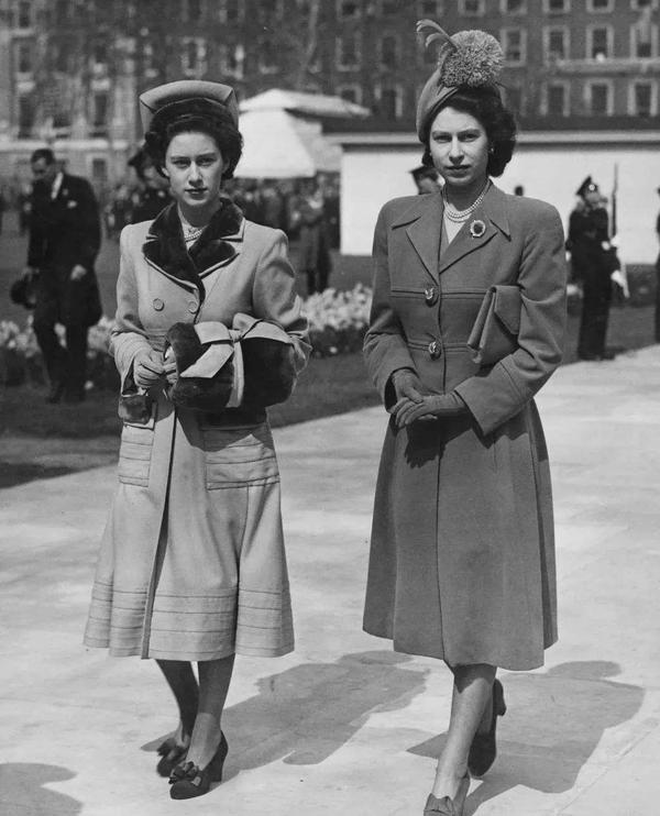 罕见的英国女王和妹妹玛格丽特公主合照,从小到老,见证美人迟暮