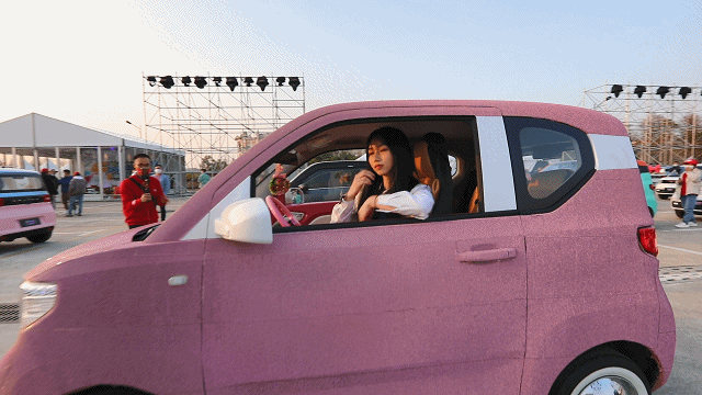 五菱宏光mini是怎么撩到小姐姐的?