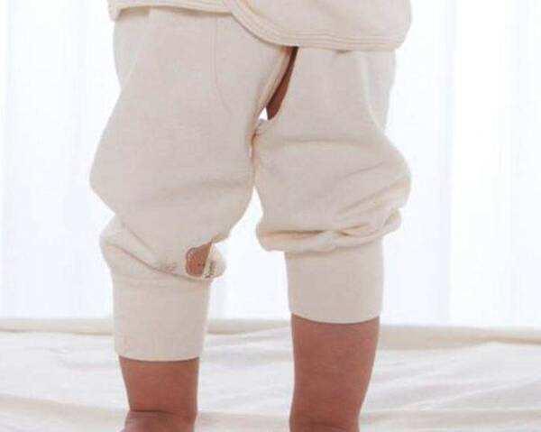 的纸尿裤能够帮助宝宝更好保护因素和健康,不推荐宝宝长期穿开裆裤