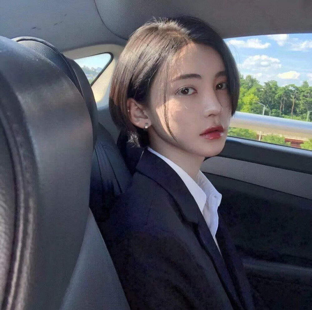 有没有那种别人一看就哇塞这个女孩子好高级的头像呢