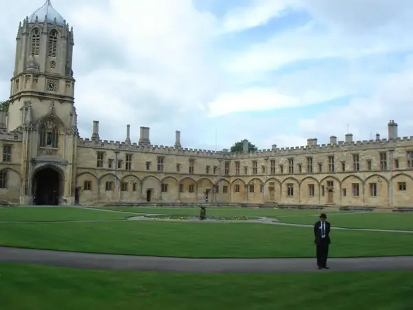 剑桥大学采用书院联邦制,是英语世界中第二古老的大学,是世界著名的