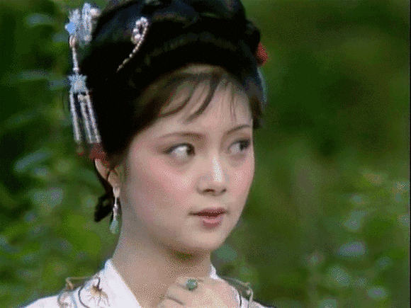 练习了一段时间时候,到星巴克去释放眼神,身边的小哥哥感受到她的