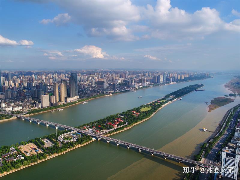 也叫"湘江一桥,连接长沙岳麓区和芙蓉区的过江大桥.