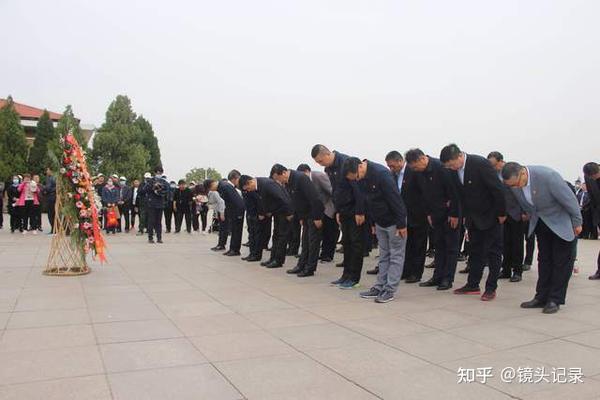 (中储粮北京分公司一行人向五位领导人铜铸像鞠躬致敬 肖楠摄)
