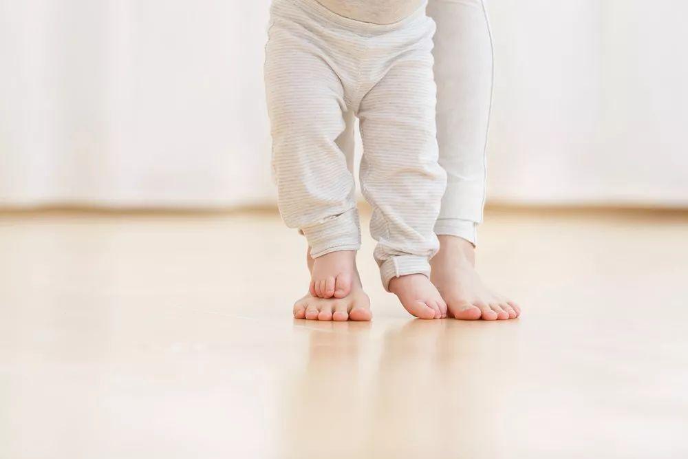 一岁宝宝学走路腿总是弯着走,正常吗?