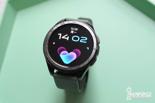 vivo watch 还支持 50 米防水,能戴上手表去游泳.