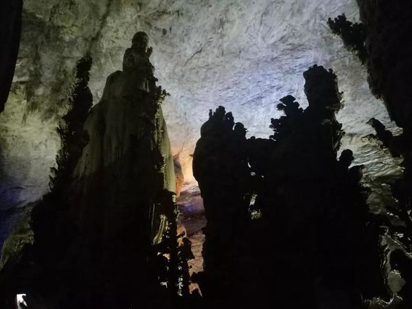 ansen:贵州安龙犀牛洞,阳光从洞口投进来,像是在火星