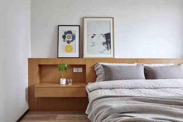 床头柜简单的壁龛,床头2插座设计,整个屋子看起来简约但不简单.