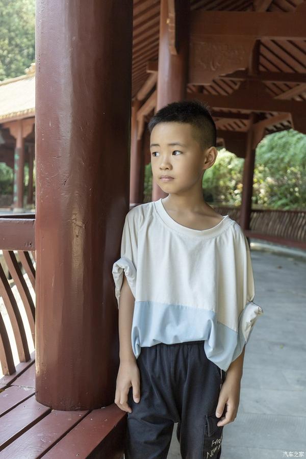 萌娃当车模,驾驶秦pro新能源带儿子去郊游