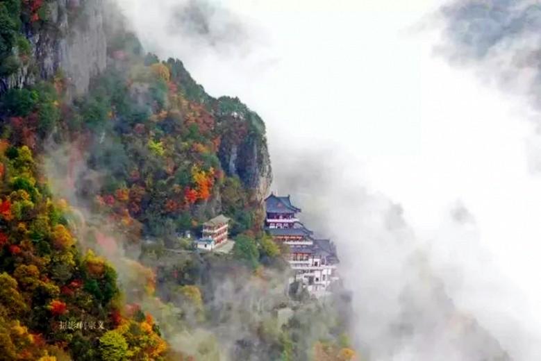 南宫山景区距西安286公里,总面积7648公顷,其中金顶,东石林,西石林,二