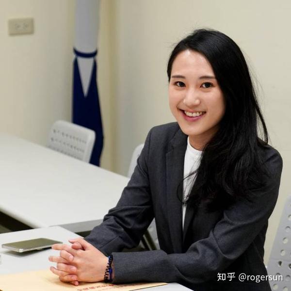 国民党大安文山议员参选人耿葳.现任议员厉耿桂芳的侄女.新人.