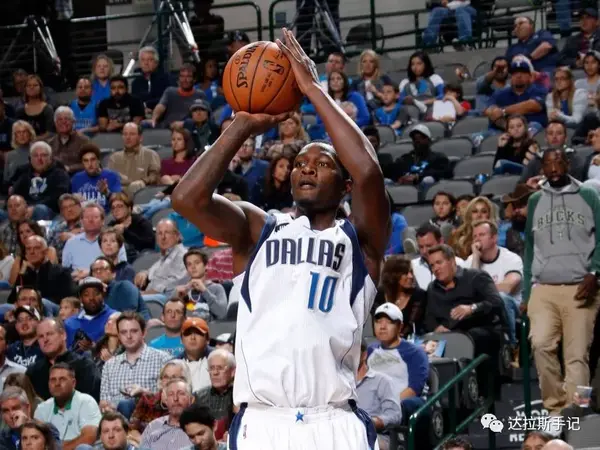 9 dorian finney-smith 为小牛出战:102场 8 yogi ferrell 为小牛