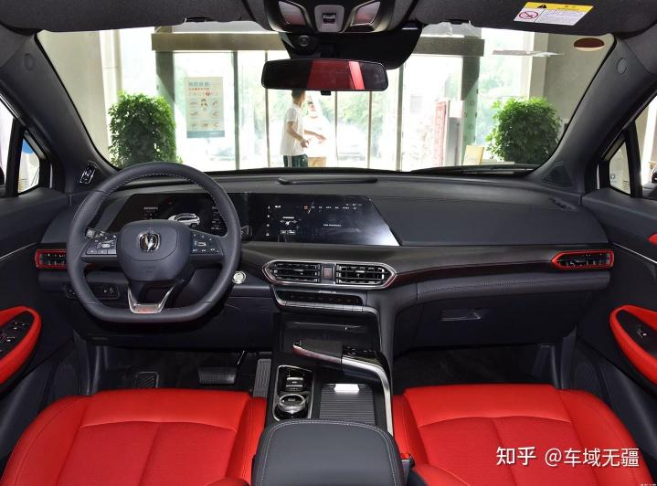 长安uni轿车内饰谍照内饰的谍照图也在近日曝光,虽然还处于工程车状态
