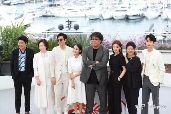 中年失业男人金泽基和老婆,儿女住在某贫民窟的半地下室里,一家四口靠