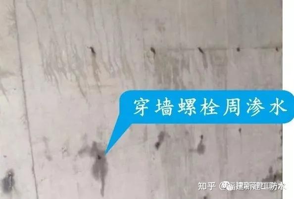 电梯井,集水井坑内积水未抽尽,导致混凝土强度等级降低;或混凝土振捣