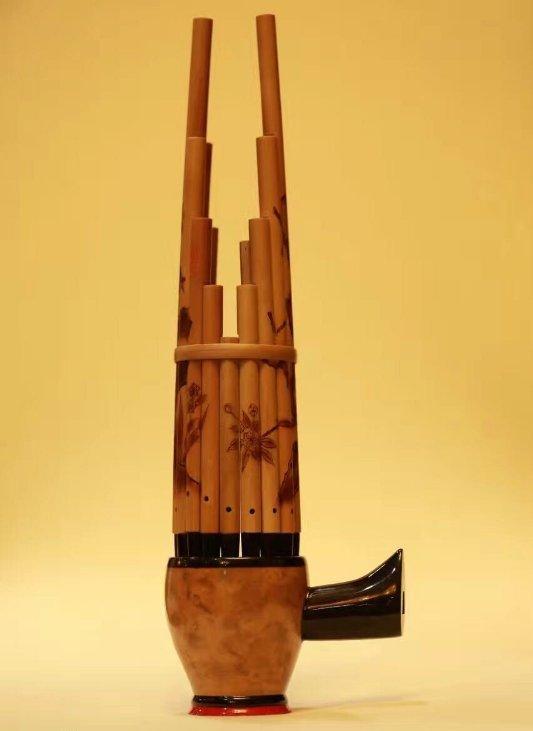 这个乐器的名字就叫做竽,竽形似笙,而较大,战国前即盛行.