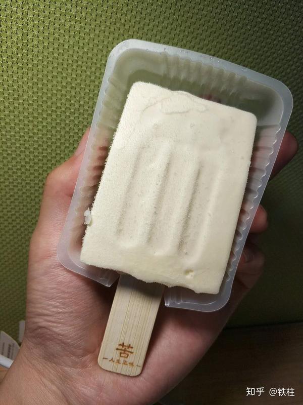 咬一口下去,是很普通的奶味雪糕,但再咬一口到夹心的位置,才是这款