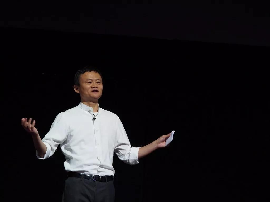 在杭州云栖大会上,阿里巴巴正式宣布成立芯片公司"平