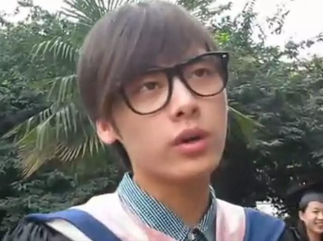 据说李易峰上学时,只要他出现的地方都会发生拥挤,为了安全,学校禁止