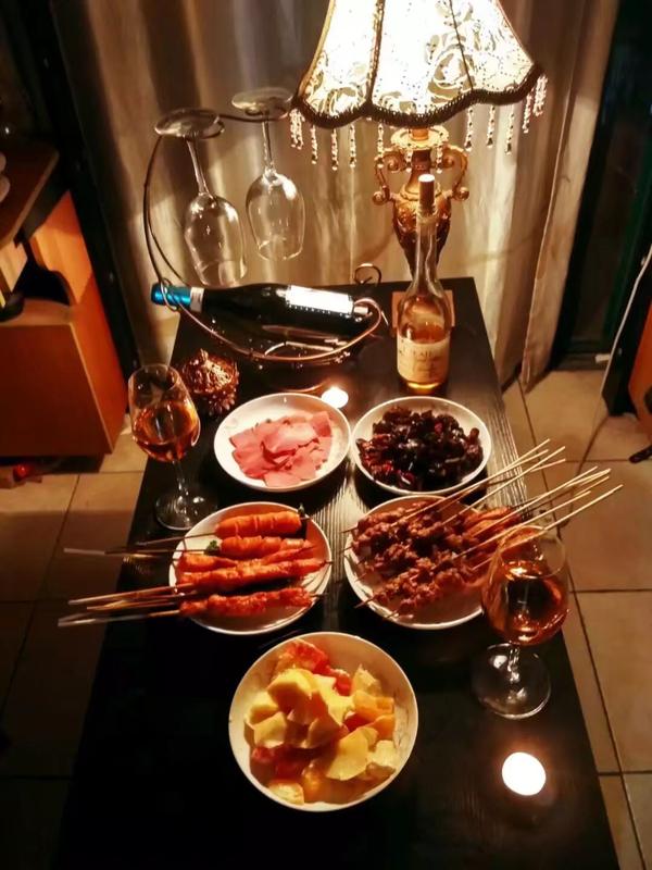 大学室友在宿舍喝淘宝买的红酒是什么行为?
