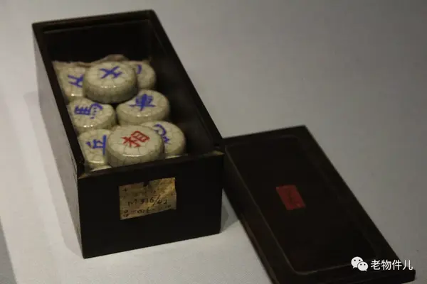 仿哥釉象棋 清·乾隆(1736——1795年)棋子高1cm 直径2.