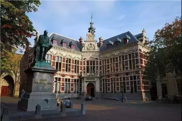 荷兰海牙皇家艺术学院是一所以培养高级艺术人才为宗旨的高等院校.