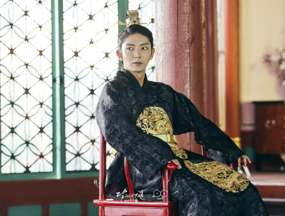 君王的魅力盘点8位演过皇帝的韩国男神李准基池昌旭金秀贤披上龙袍都