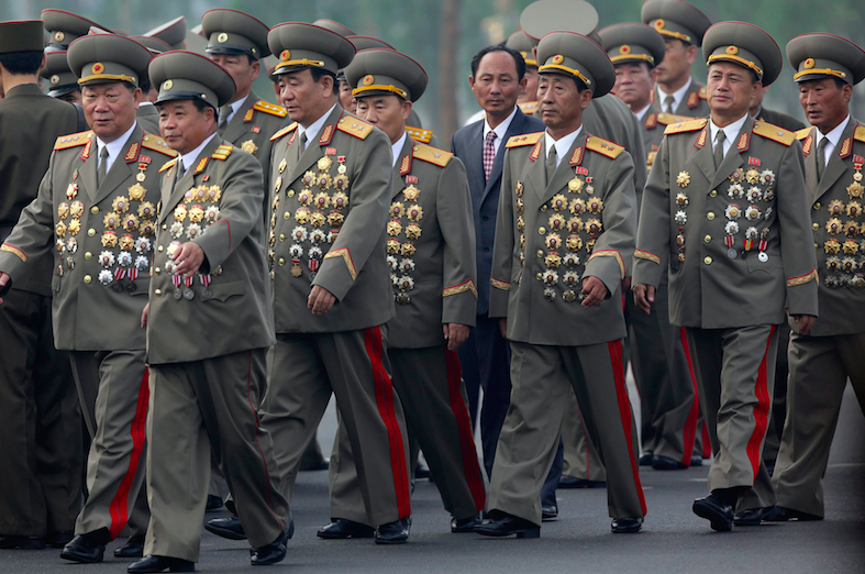 五十年代的朝鲜人民军开领常服,虽然看不清肩部军衔,但是从金色的帽带
