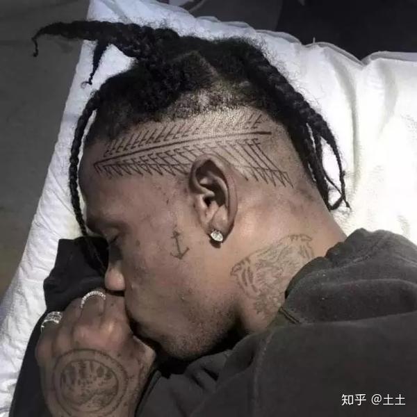 那酸爽,真是不敢想象 zayn malik 藏在头发下的纹身若隐若现 让人相信