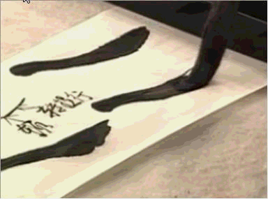 后者是从隶书中借鉴的笔法,力量一直送至锋尖,捺写出的效果厚重,饱满.