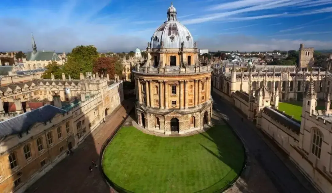 牛津大学建校于1167年,牛津大学在英国社会乃至全世界以及高等教育