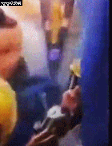 终获冠军,勇士队上下欢呼庆贺他却偷偷轻吻fmvp奖杯