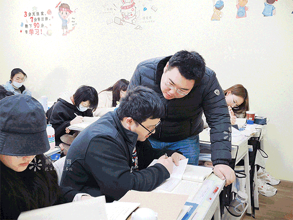 每课一练一讲,科任老师进行辅导,巩固课堂所学,梳理学习漏洞