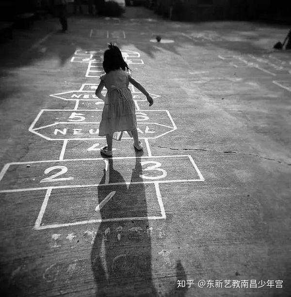 小时候的娱乐方式就是这么简单,找个空旷的地方,捡块石头在地上画出九