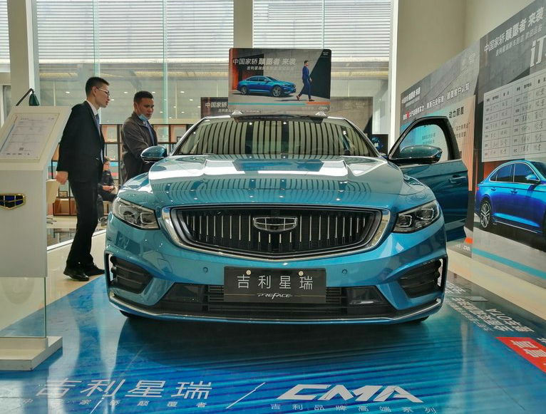 吉利星瑞2020款1.8t,吉利博瑞2021款1.8t 2020款吉利星瑞实车进店!天青釉色车身很大方,轴距2.8米配2.0t