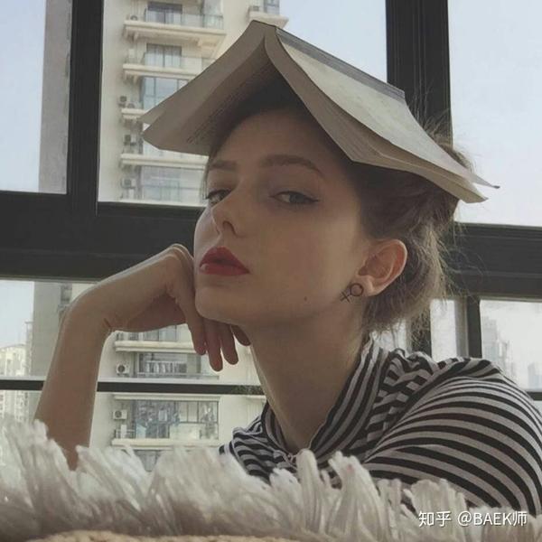 有没有正在看书,或者是图片中有书的女生头像.