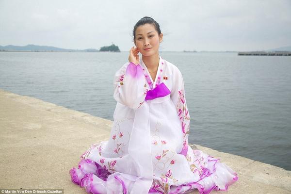 身着传统服饰的朝鲜女人